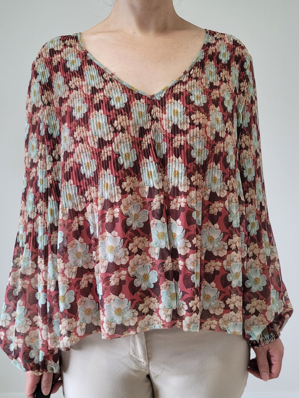 Aritzia Wilfred Floral V-Neck Pleated Blouse Size M